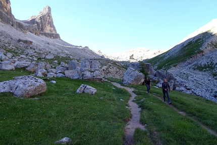 Il Giro della Tofana di Rozes, Scala del Minighel, Dolomiti - Inizia la discesa lungo la Val Travenanzes. In alto a sinistra il Castelletto.