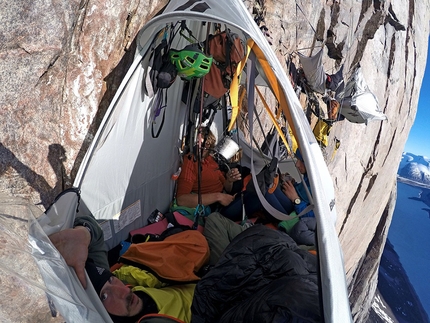 Isola di Baffin, Canada, Nicolas Favresse, Sean Villanueva, Matteo Della Bordella, Matteo De Zaiacomo, Luca Schiera - Campo sulle portaledge in parete