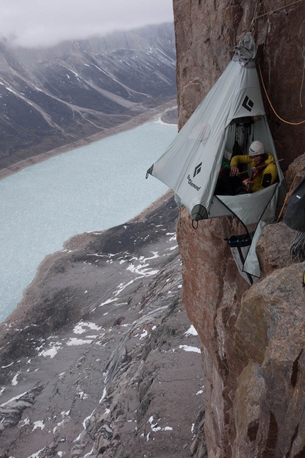 Isola di Baffin, Canada, Nicolas Favresse, Sean Villanueva, Matteo Della Bordella, Matteo De Zaiacomo, Luca Schiera - Matteo De Zaiacomo suona il violino in parete 