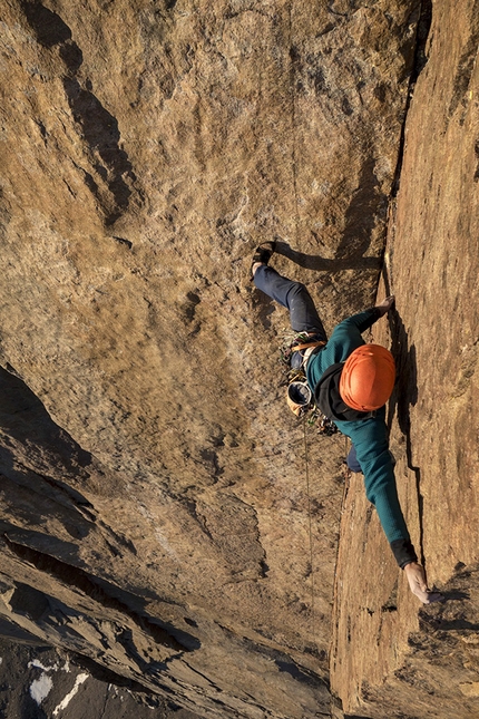 Isola di Baffin, Canada, Nicolas Favresse, Sean Villanueva, Matteo Della Bordella, Matteo De Zaiacomo, Luca Schiera - Sean Villanueva nel diedro finale di Coconut Connection 