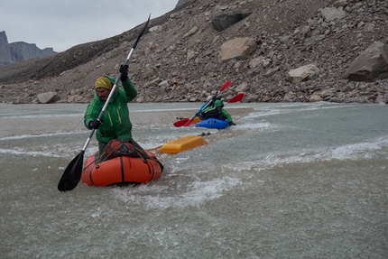 Isola di Baffin, Canada, Nicolas Favresse, Sean Villanueva, Matteo Della Bordella, Matteo De Zaiacomo, Luca Schiera - Aulla via del rientro con i canotti gonfiabili 