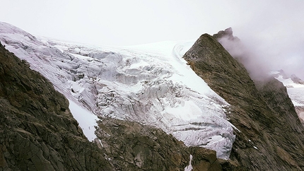 Adamello, Diretta del Diamante, Corno Miller - Durante la ripetizione della  'Diretta del diamante' al Pilastro Est del Corno Miller (3373m) in Val Salarno, effettuata da Filippo Barbieri, Leonardo Gheza e Michele Tapparello