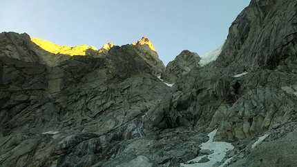 Adamello, Diretta del Diamante, Corno Miller - Durante la ripetizione della  'Diretta del diamante' al Pilastro Est del Corno Miller (3373m) in Val Salarno, effettuata da Filippo Barbieri, Leonardo Gheza e Michele Tapparello