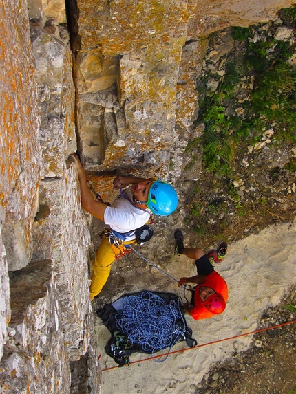 Pescopennataro Verticale 2016 - Alessio Scacco sale 'Acquasalsa' 5b in arrampicata trad durane il meeting Pescopennataro Verticale 2016
