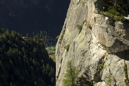 Mongolfiera, Val Masino - Simone Pedeferri & Daniele Bianchi making the first free ascent of 'Pana' (8b, 265m) up Mongolfiera, Val Masino, Italy