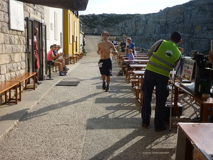 Maratona Alpina del Pasubio 2016 - Maratona Alpina del Pasubio: il primo classificato in transito presso il Rif. A. Papa alle ore 9,05