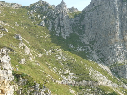 Maratona Alpina del Pasubio 2016 - Maratona Alpina del Pasubio: concorrenti ed escursionisti si mischiano lungo la tortuosa strada delle 52 gallerie