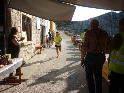 Maratona Alpina del Pasubio 2016 - Maratona Alpina del Pasubio:  il secondo concorrente in transito presso il Rif. A. Papa alle ore 9,08