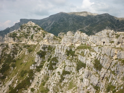 Maratona Alpina del Pasubio 2016 - Maratona Alpina del Pasubio: le ultime serpentine del sentiero prima di arrivare al rif. A. Papa (sullo sfondo la sommità del Pasubio)