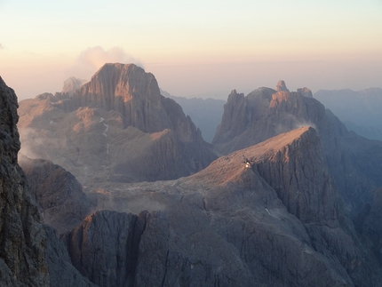 Cimon della Pala, Dolomiti, Alessandro Baù, Alessandro Beber, Matteo Faletti - Alba sull'altopiano della Fradusta, durante la prima salita di 'Fumo negli occhi' (800m, VIII, A2 08/2015) Cimon della Pala (Pale di San Martino, Dolomiti)