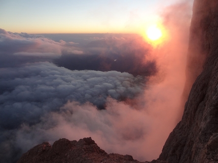 Cimon della Pala, Dolomiti, Alessandro Baù, Alessandro Beber, Matteo Faletti - Durante la prima salita di 'Fumo negli occhi' (800m, VIII, A2 08/2015) Cimon della Pala (Pale di San Martino, Dolomiti)