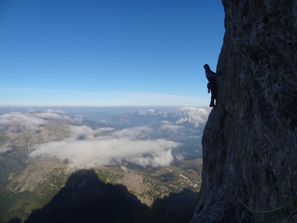 Cimon della Pala, Dolomiti, Alessandro Baù, Alessandro Beber, Matteo Faletti - Durante la prima salita di 'Fumo negli occhi' (800m, VIII, A2 08/2015) Cimon della Pala (Pale di San Martino, Dolomiti)