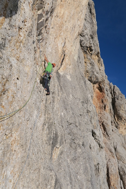 Cimon della Pala, Dolomiti, Alessandro Baù, Alessandro Beber, Matteo Faletti - Durante la prima salita di 'Fumo negli occhi' (800m, VIII, A2 08/2015) Cimon della Pala (Pale di San Martino, Dolomiti)