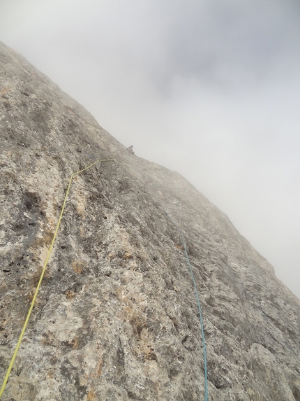 Cimon della Pala, Dolomiti, Alessandro Baù, Alessandro Beber, Matteo Faletti - Le belle placche del pilastro che termina a metà parete, durante la prima salita di 'Fumo negli occhi' (800m, VIII, A2 08/2015) Cimon della Pala (Pale di San Martino, Dolomiti)