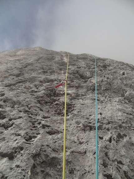 Cimon della Pala, Dolomiti, Alessandro Baù, Alessandro Beber, Matteo Faletti - Roccia pessima durante la prima salita di 'Fumo negli occhi' (800m, VIII, A2 08/2015) Cimon della Pala (Pale di San Martino, Dolomiti)