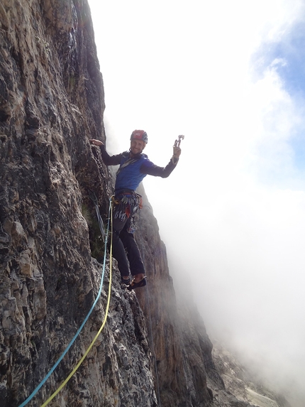 Cimon della Pala, Dolomiti, Alessandro Baù, Alessandro Beber, Matteo Faletti -  Alessandro Beber sul secondo tiro di 'Fumo negli occhi' (800m, VIII, A2 08/2015) aperta insieme a Alessandro Baù e Matteo Faletti sul parete SO del Cimon della Pala (Pale di San Martino, Dolomiti)