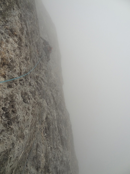 Cimon della Pala, Dolomiti, Alessandro Baù, Alessandro Beber, Matteo Faletti - Sulla decima lunghezza di 'Fumo negli occhi' (800m, VIII, A2 08/2015) Cimon della Pala (Pale di San Martino, Dolomiti)