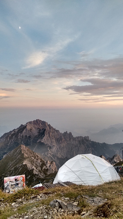 Simone Pedeferri, Simone Mornadotti, Grigna Settentrionale, rifugio Brioschi - Simone Pedeferri dipinge in cima alla Grigna Settentrionale, 2410m, ispirato dalle note del musicista e compositore Simone Morandotti.