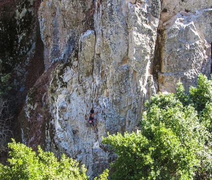 Sos Molinos, Sardegna, arrampicata - Cinzi Puggioni sale La Danza della Pioggia  6a+ a Sos Molinos (OR), Sardegna