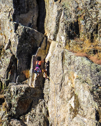 Sos Molinos, Sardegna, arrampicata - Cinzi Puggioni sale La Strada verso il Cielo 5c a Sos Molinos (OR), Sardegna