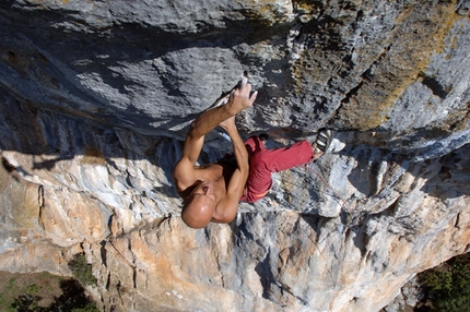 Alessandro Jolly Lamberti - Alessandro Jolly Lamberti making the first ascent of La Morte 8c at Pietrasecca