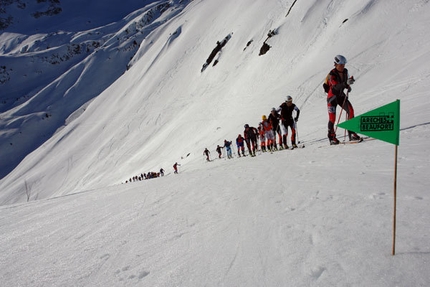 22° Pierra Menta - La fila dei concorrenti sull'ultima salita verso l'Epaule Légette du Grand Mont (2250 m).