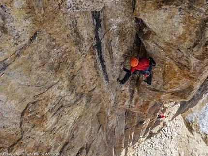 Puscanturpa Este, Peru, Arnaud Bayol, Antoine Bletton, Cyril Duchene, Dim Munoz - Durante l'apertura di 'El Juego Sumando', parete nord di Puscanturpa Este, Perù: Dimitry Munoz impegnato nel diedro offwidth di 7b