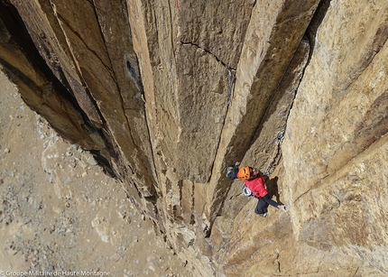 Puscanturpa Este, Peru, Arnaud Bayol, Antoine Bletton, Cyril Duchene, Dim Munoz - Antoine Bletton sul secondo tiro (6c) durante l'apertura di 'El Juego Sumando', parete nord di Puscanturpa Este, Perù