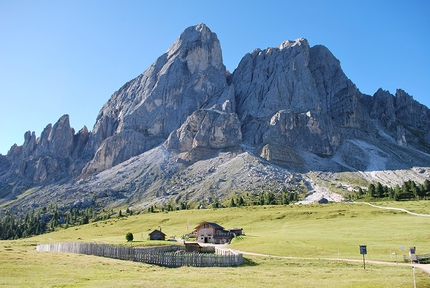 Walking in the Dolomites: the Peitlerkofel circular walk