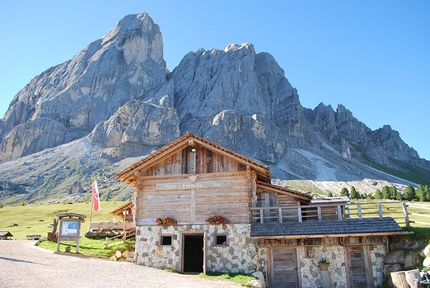 Peitlerkofel, Sas de Putia, Dolomites - Peitlerkofel and the Munt de Fornella hut