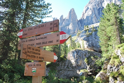 Giro del Sas de Putia, Dolomiti - Sas de Putia: segnaletica lungo il sentiero 8b