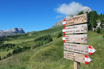 Peitlerkofel, Sas de Putia, Dolomites - Peitlerkofel: on path 35 heading towards the Putia meadows