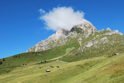 Giro del Sas de Putia, Dolomiti - Sas de Putia: i prati del Putia sotto il versante sud di Sas de Putia
