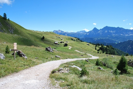 Giro del Sas de Putia, Dolomiti - Sas de Putia: il sentiero 35 sotto il versante sud di Sas de Putia
