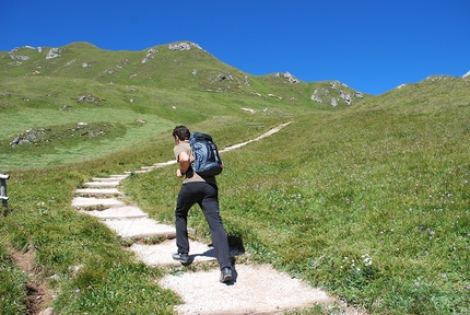 Giro del Sas de Putia, Dolomiti - Sas de Putia: in salita verso Forcella de Putia (2357m).