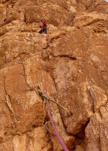 Oman, Kawr Tower, Jabal Kawr, Marco Marrosu, Roberto Masia - Sardinian shortcut: Roberto Masia issa la legna raccolta verso il punto scelto per il bivacco