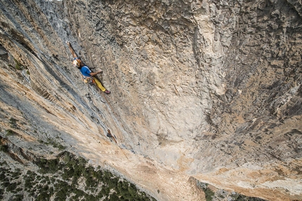 Alexander Huber cavalca Onda Azzurra sul Monte Donneneittu in Sardegna