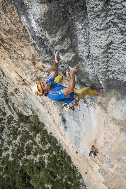 Alexander Huber, Onda Azzurra, Monte Donneneittu, Sardegna - Alexander Huber sale la sua 'Onda Azzurra' (8a+, 240m, 2016), Monte Donneneittu, Sardegna