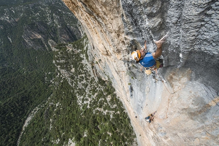 Alexander Huber, Onda Azzurra, Monte Donneneittu, Sardinia - Alexander Huber climbing his 'Onda Azzurra' (8a+, 240m, 2016), Monte Donneneittu, Sardinia