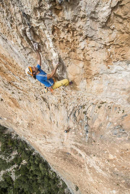 Alexander Huber, Onda Azzurra, Monte Donneneittu, Sardinia - Alexander Huber climbing his 'Onda Azzurra' (8a+, 240m, 2016), Monte Donneneittu, Sardinia