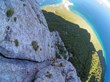 Tavolara Island, Sardinia, Affora sa nato, Enzo Lecis, Simone Sarti - The crux corner pitch of 'Affora sa nato', established on Tavolara Island, Sardinia, by Enzo Lecis and Simone Sarti in the '90's