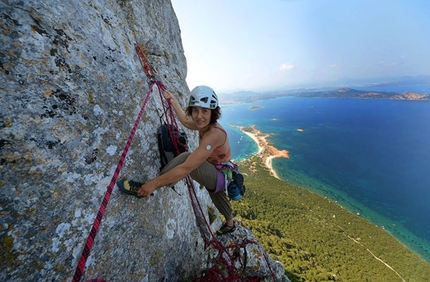 Isola di Tavolara, Sardegna, Affora sa nato, Enzo Lecis, Simone Sarti - Cecilia Marchi durante una ripetizione di 'Affora sa nato' (6b, 215m Enzo Lecis, Simone Sarti)