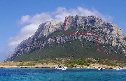 Isola di Tavolara, Sardegna, Affora sa nato, Enzo Lecis, Simone Sarti - La linea di 'Affora sa nato', aperta sulla Punta Lucca, Isola di Tavolara, Sardegna, da Enzo Lecis, Simone Sarti negli anni novanta