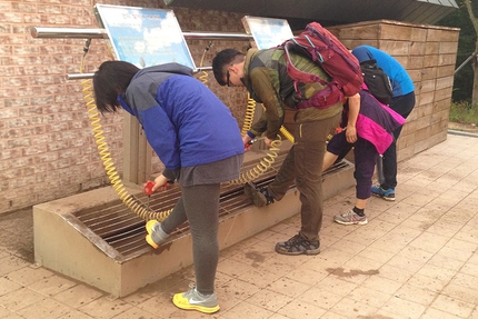 Ulju Mountain Film Festival 2016 - Compressed air to clean walking boots