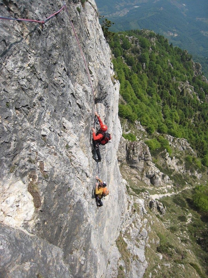 Prealpi Vicentine, Prealpi venete occidentali - Prealpi Vicentine: placche compatte su Attraverso l'Emme