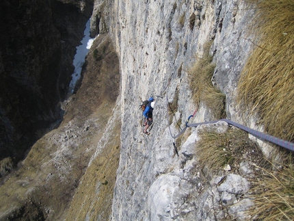 Prealpi Vicentine, Prealpi venete occidentali - Prealpi Vicentine: seguendo il grigio tra i gialli del Soglio Rosso