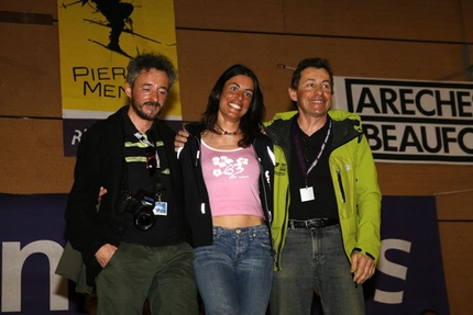 22° Pierra Menta - Premio speciale della stampa a Laura Chiara Besseghini. Nella foto tra l'inviato di Planetmountain Lorenzo Scandroglio e Jacques, rappresentanti della stampa italiana e francese che hanno consegnato il premio fuori programma della Pierra Menta 2007.