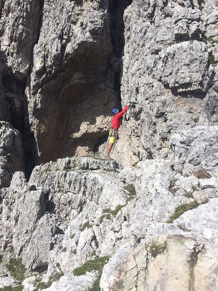 Tuttavita, Torre Laura, Marmarole, Dolomiti, Alex Pivirotto, Letizia Donó, Riccardo Donó - Durante l'apertura della via Tuttavita, Torre Laura, Marmarole, Dolomiti