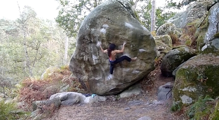 Charles Albert, Fontainebleau, boulder - Charles Albert sul boulder di 8B+ 'Gecko assis' a Fontainebleau, scalzo ed arrampicando in discesa.