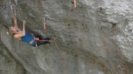 Video: Lena Herrmann climbing Battle Cat 8c+ in Frankenjura